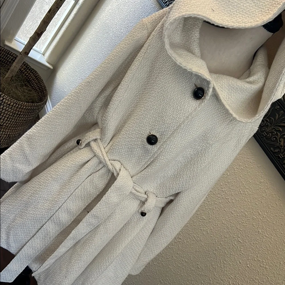 Steve Madden White Cape with Hood and Belt - Picture 2 of 9